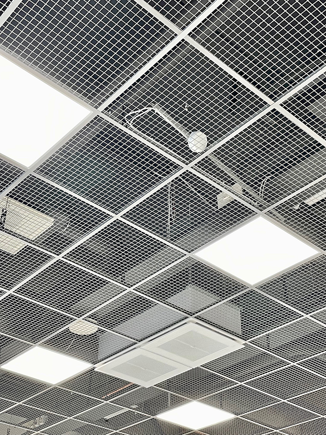 Galleria Aarnin näyttelyvalaistus: katosta tasaisesti valaisevat vahvatehoiset päivänvalovalaisimet, ei spotteja.