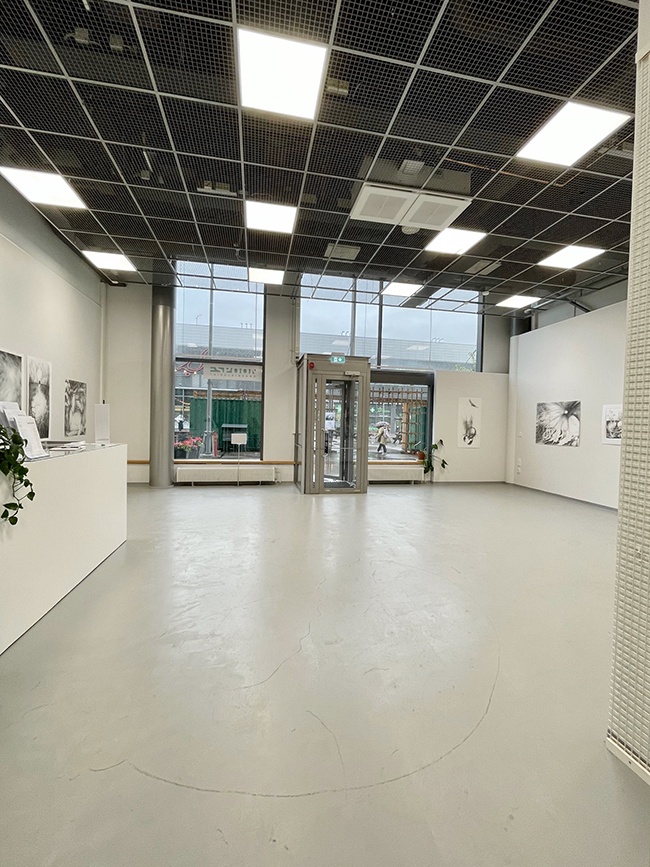 Galleria Aarnin lattiatilakuva katsottuna takatilasta uloskäyntiin.