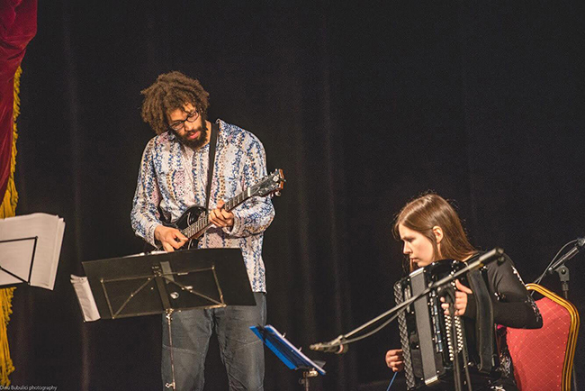 Duo Kesäyö on kahden ihmisen musiikillinen kollektiivi. Kenneth Ojutkangas, kitara ja Ella Koura, harmonikka